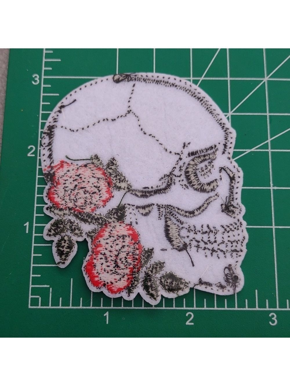 🌻 Skull Patch with Red Roses - Picture 2 of 2